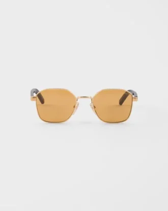 Gafas de sol con la icónica placa metálica