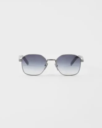 Gafas de sol con la icónica placa metálica