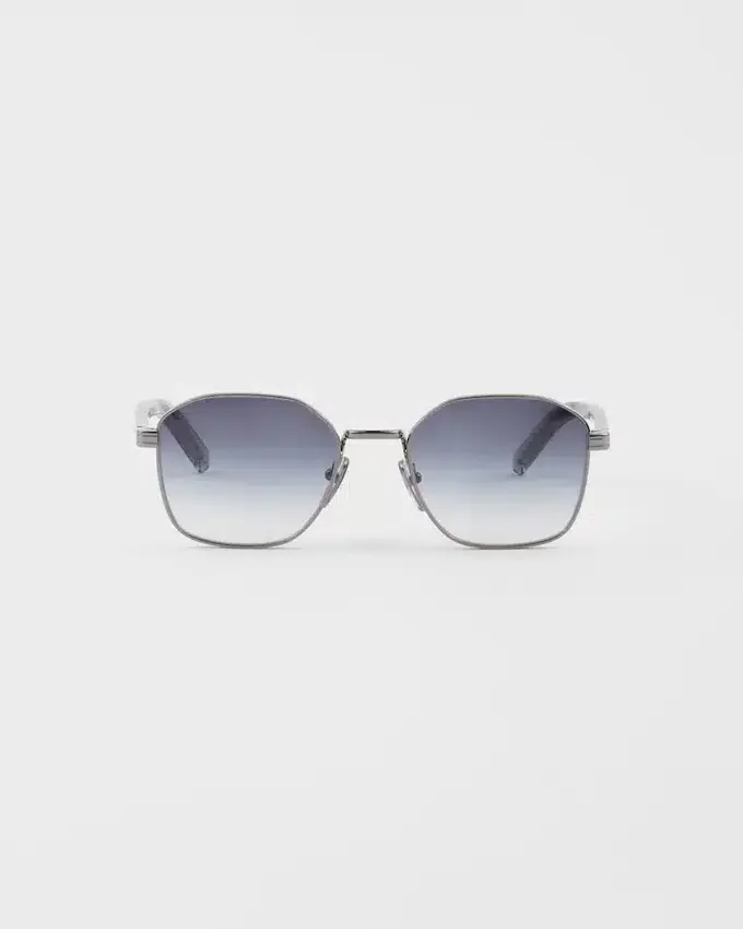Gafas de sol con la icónica placa metálica Gafas de sol con la icónica placa metálica
