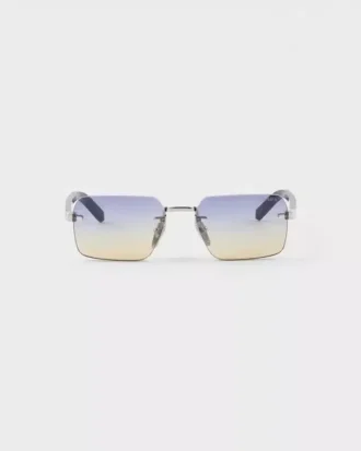 Gafas de sol con la icónica placa metálica