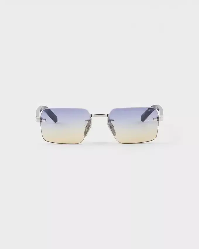 Gafas de sol con la icónica placa metálica Gafas de sol con la icónica placa metálica