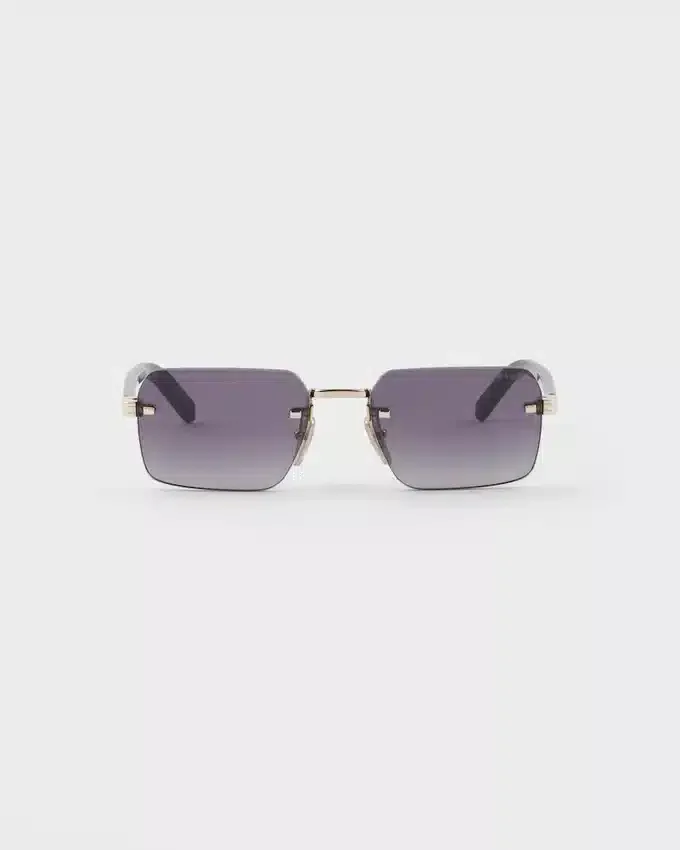 Gafas de sol con la icónica placa metálica Gafas de sol con la icónica placa metálica