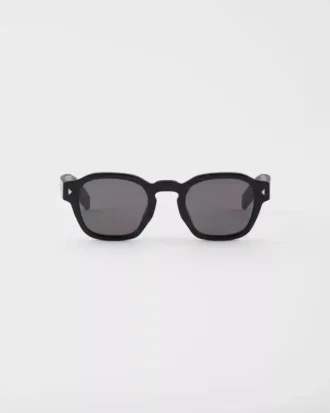 Gafas de sol con la icónica placa metálica
