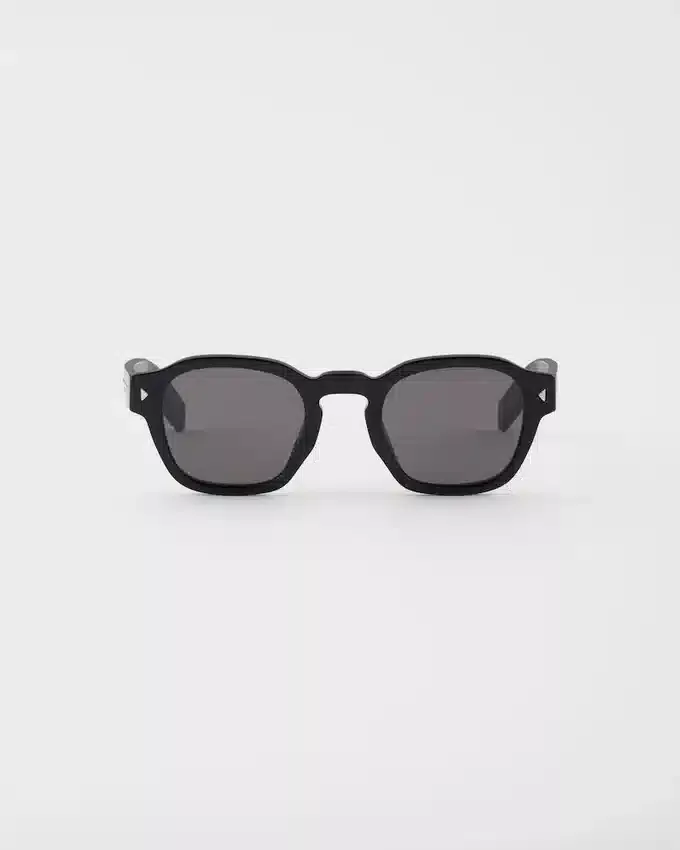 Gafas de sol con la icónica placa metálica Gafas de sol con la icónica placa metálica