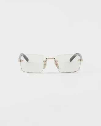 Gafas de sol con la icónica placa metálica