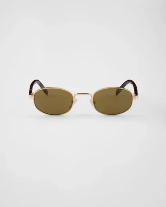 Gafas de sol con la icónica placa metálica