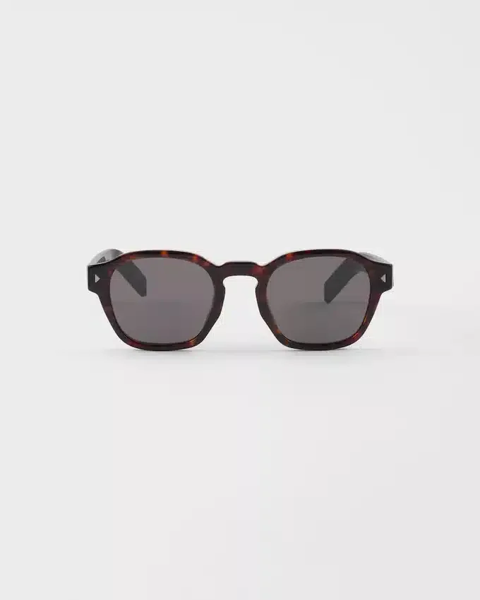 Gafas de sol con la icónica placa metálica Gafas de sol con la icónica placa metálica