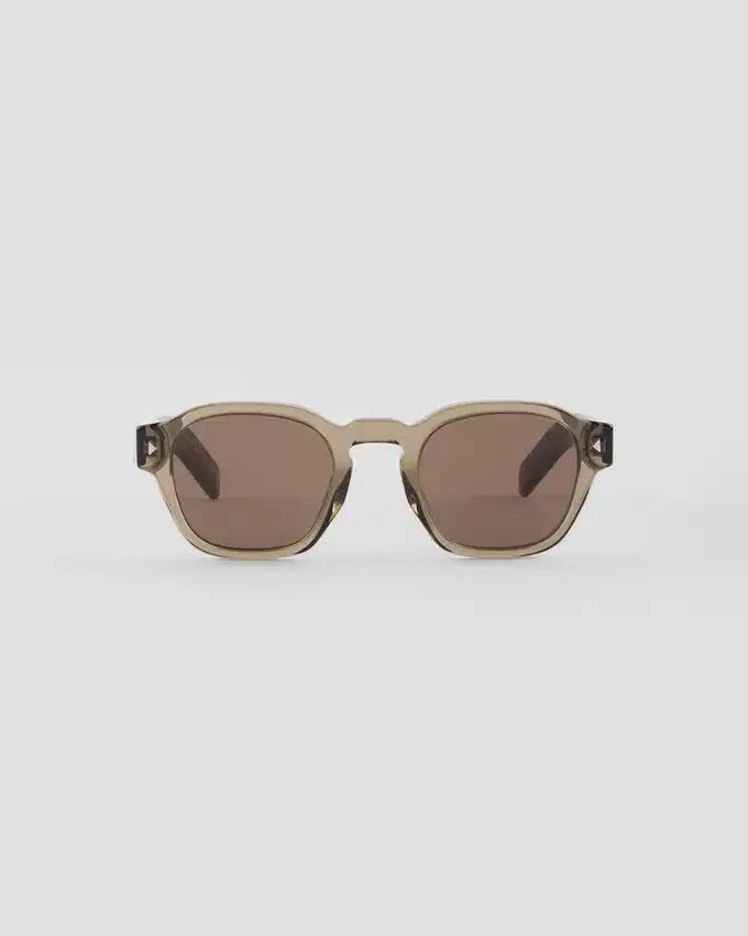 Gafas de sol con la icónica placa metálica Gafas de sol con la icónica placa metálica