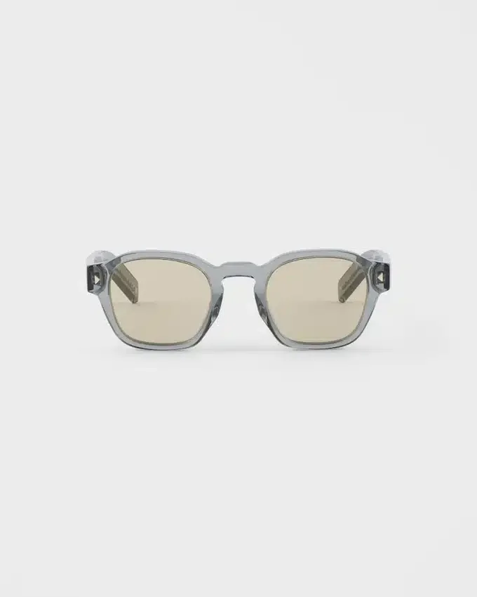 Gafas de sol con la icónica placa metálica Gafas de sol con la icónica placa metálica