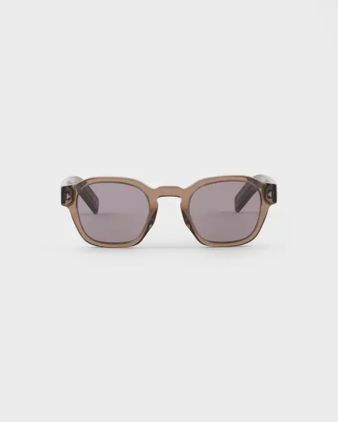 Gafas de sol con la icónica placa metálica Gafas de sol con la icónica placa metálica