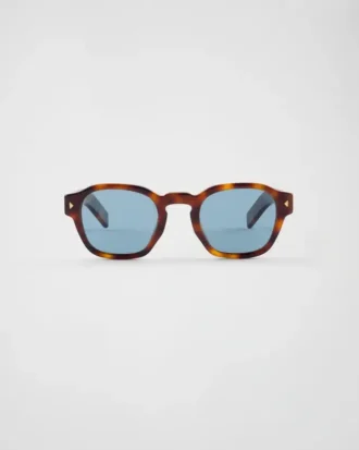 Gafas de sol con la icónica placa metálica