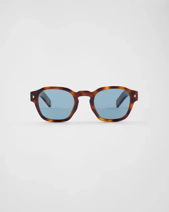 Gafas de sol con la icónica placa metálica Gafas de sol con la icónica placa metálica