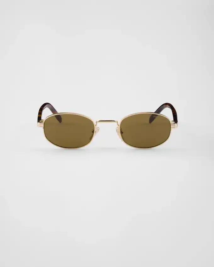Gafas de sol con la icónica placa metálica Gafas de sol con la icónica placa metálica
