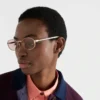 Gafas de sol con la icónica placa metálica Gafas de sol con la icónica placa metálica
