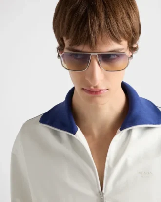 Gafas de sol con la icónica placa metálica