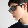 Gafas de sol con la icónica placa metálica Gafas de sol con la icónica placa metálica