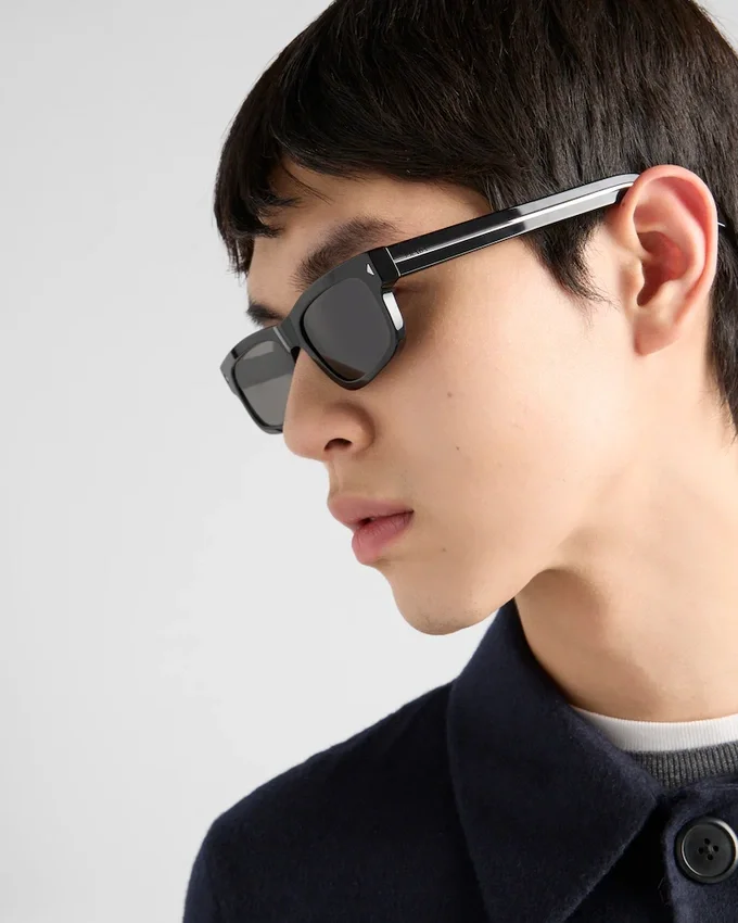 Gafas de sol con la icónica placa metálica Gafas de sol con la icónica placa metálica