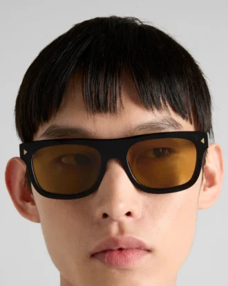 Gafas de sol con la icónica placa metálica