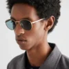 Gafas de sol con la icónica placa metálica Gafas de sol con la icónica placa metálica