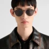 Gafas de sol con la icónica placa metálica Gafas de sol con la icónica placa metálica