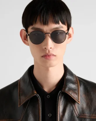Gafas de sol con la icónica placa metálica