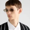 Gafas de sol con la icónica placa metálica Gafas de sol con la icónica placa metálica
