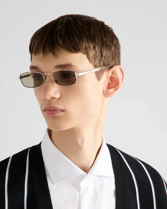 Gafas de sol con la icónica placa metálica Gafas de sol con la icónica placa metálica