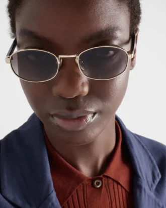 Gafas de sol con la icónica placa metálica