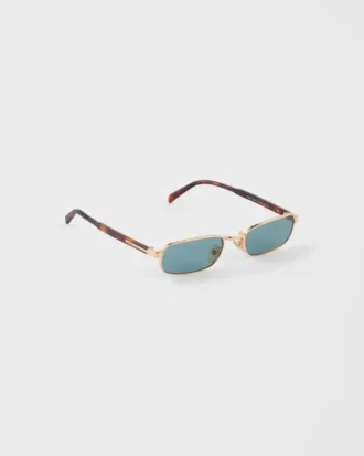 Gafas de sol con la icónica placa metálica