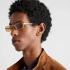 Gafas de sol con la icónica placa metálica Gafas de sol con la icónica placa metálica