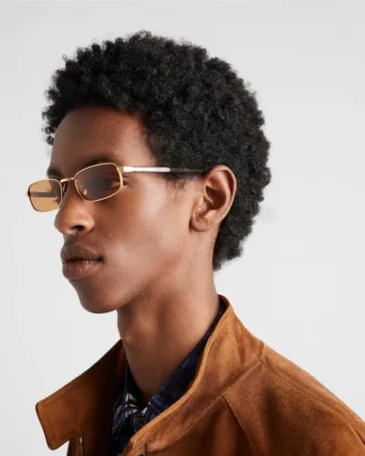 Gafas de sol con la icónica placa metálica