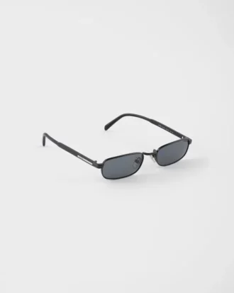 Gafas de sol con la icónica placa metálica