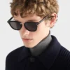 Gafas de sol con la icónica placa metálica Gafas de sol con la icónica placa metálica