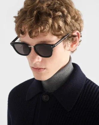 Gafas de sol con la icónica placa metálica