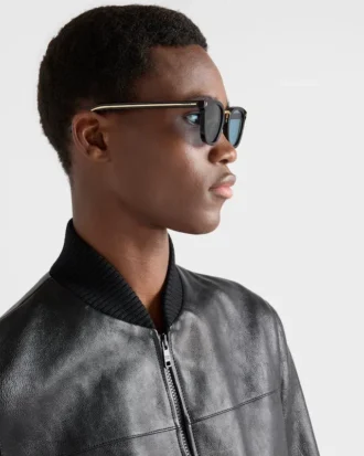 Gafas de sol con la icónica placa metálica