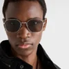 Gafas de sol con la icónica placa metálica Gafas de sol con la icónica placa metálica