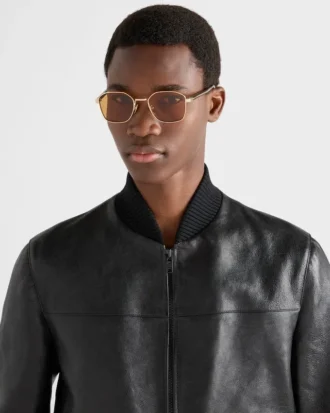 Gafas de sol con la icónica placa metálica