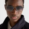 Gafas de sol con la icónica placa metálica Gafas de sol con la icónica placa metálica