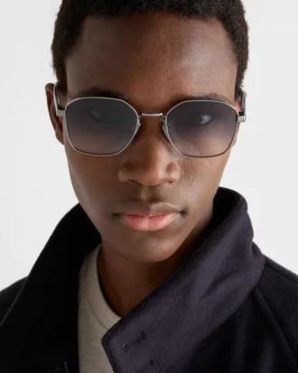 Gafas de sol con la icónica placa metálica