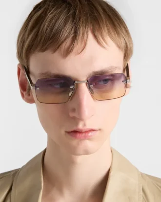 Gafas de sol con la icónica placa metálica