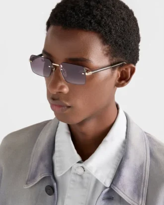 Gafas de sol con la icónica placa metálica