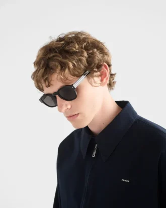 Gafas de sol con la icónica placa metálica