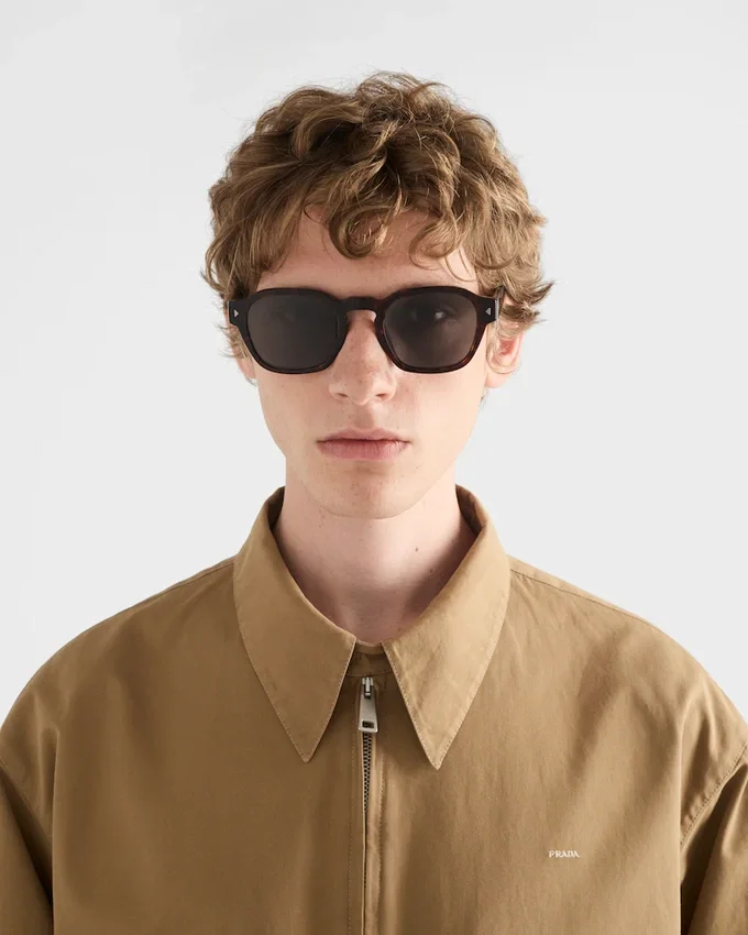 Gafas de sol con la icónica placa metálica Gafas de sol con la icónica placa metálica