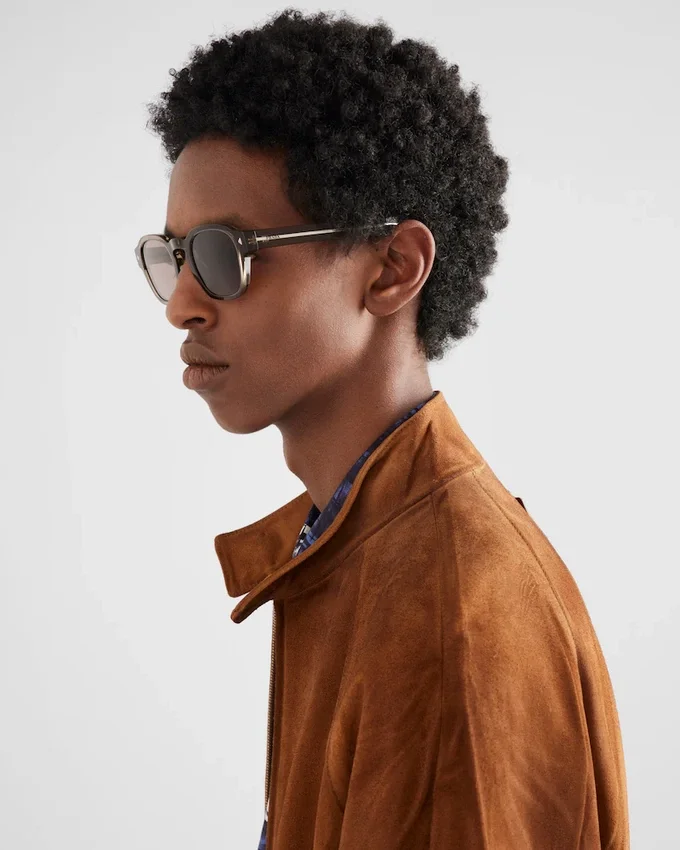 Gafas de sol con la icónica placa metálica Gafas de sol con la icónica placa metálica