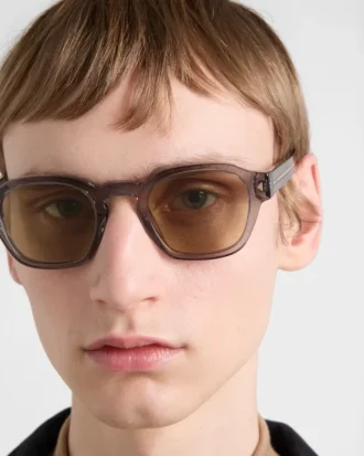 Gafas de sol con la icónica placa metálica