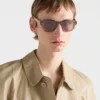 Gafas de sol con la icónica placa metálica Gafas de sol con la icónica placa metálica