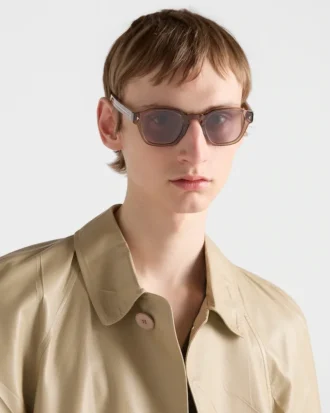 Gafas de sol con la icónica placa metálica