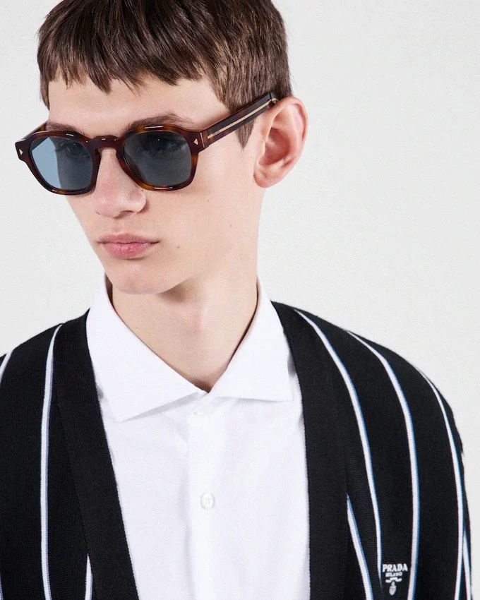 Gafas de sol con la icónica placa metálica Gafas de sol con la icónica placa metálica
