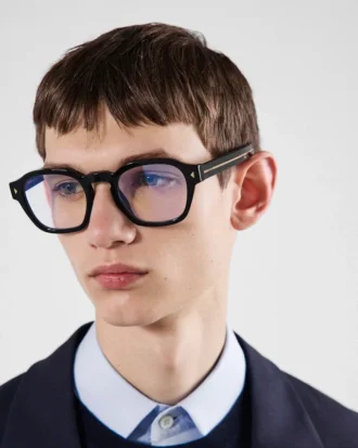 Gafas de sol con la icónica placa metálica