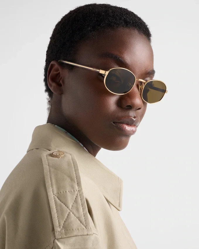 Gafas de sol con la icónica placa metálica Gafas de sol con la icónica placa metálica